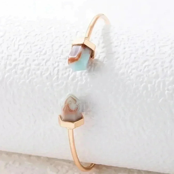 Minimalist hexagonal open bangle bracelet - Picture 2 of 4